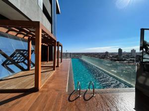 a view of a swimming pool on the roof of a building at Flat Elegante, Confortável e Com Uma Bela Vista in Campo Grande