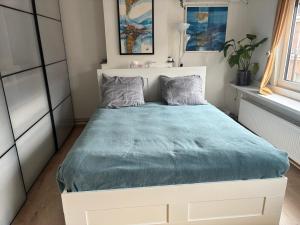 a bedroom with a bed with a blue comforter at Rhythm & Rest in Boom