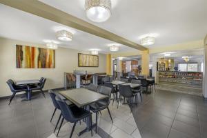 a dining room with tables and chairs in a restaurant at Best Western Plus the Four Corners Inn in Farmington