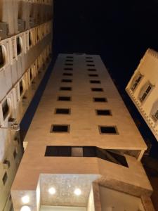 a view from the top of a building at night at فندق كرمك اجياد السد in Ajyad