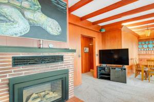 a living room with a fireplace and a flat screen tv at The Nook on Chinook in Tillamook +33 photos