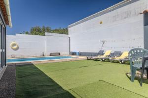 a swimming pool with chairs and a volley ball at Canto Celeste in Alcobaça