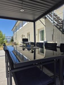 eine Terrasse mit Tisch und Stühlen auf einem Deck in der Unterkunft Big Loft in Empfingen