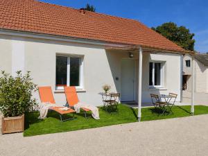 a patio with chairs and a table in front of a house at Le temps de la pause 1 in Cepoy
