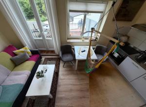a living room with a couch and a hammock at Gemütliches Apartment in zentral mit Balkon in Bremen