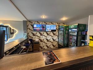a bar in a restaurant with two soda machines at Hotel Paddock in São Paulo
