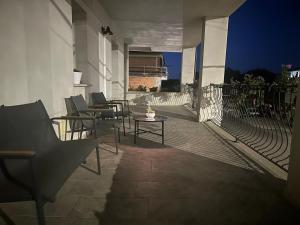 ein Balkon mit Stühlen und einem Tisch an einem Gebäude in der Unterkunft S' apossentu in Fonni