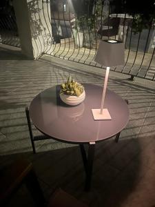 ein Tisch mit einer Lampe und einem Teller mit Essen darauf in der Unterkunft S' apossentu in Fonni