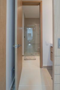 a bathroom with a glass door leading to a shower at BaiaKristal-Kabo3-3A in Cartagena de Indias +22 photos