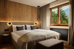 a bedroom with a large bed and a window at Chalet Vanzi in San Martino in Badia