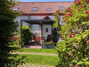 a house with a garden with a table and chairs at Ferienwohnung Blick zu den Sternen in Hohenbrück