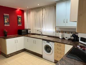 a kitchen with a sink and a washing machine at Apartamento en playa arenal de Burriana in Burriana