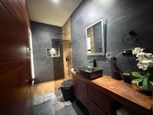 a bathroom with a sink and a mirror at Pies descalzos in Upala