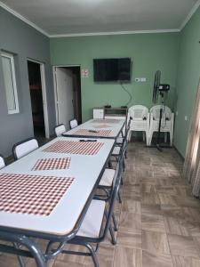 a room with a row of tables and chairs at Dtos El Descanso in Termas de Río Hondo