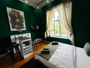 a green bedroom with a bed and a window at Oxford Royal Apartment - Nähe Bahnhof in Bremen