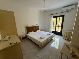 a bedroom with a large bed in a room at Villa Filoxenia Studios Alykes in Katastárion