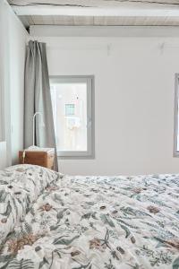 a bedroom with a bed and a window at Sottomarina Suite Palazzo Storico in Chioggia