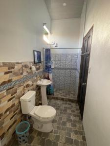 a bathroom with a toilet and a shower at Casa Delfín in Tortuguero