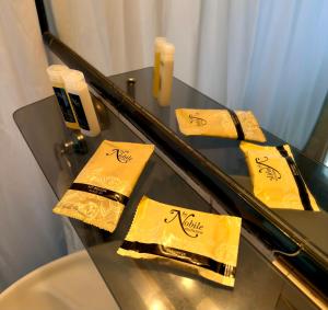 a glass table with yellow napkins on top of it at Nobile Hotel Solar del Acuario in Salto