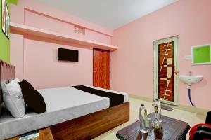 a bedroom with a bed and a sink at Hotel O Muna Heritage Guest House in Cuttack