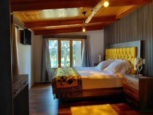 a bedroom with a large bed and a window at El descanso casa-hotel zacatlán. in Zacatlán