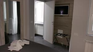 ナポリにあるAlis Vanvitelli Suiteのリビングルーム(タオル付きのテーブル付)