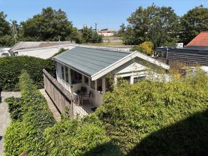 a house with a solar roof on top of it at Tiny House Madame Jeanette nabij centrum en zee in Zandvoort