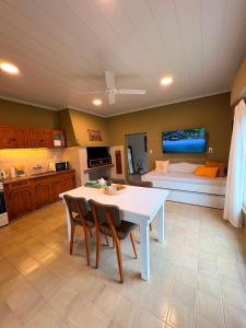 a kitchen and living room with a table and a bed at Rancho nuevo in Carhué