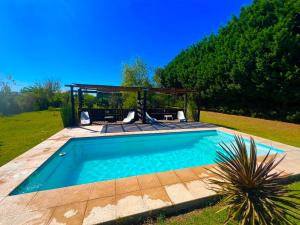 a swimming pool in a yard with a gazebo at EBC SUM&Aparts in San Miguel del Monte