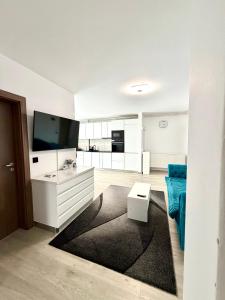 a living room with a couch and a tv at Blue Apartment with Free Parking&Self Check-in in Bistriţa