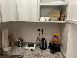 eine Küchentheke mit Kaffeemaschine und Toaster in der Unterkunft Infinity Signature in Abu Dhabi