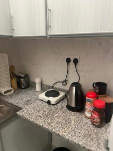 eine Küchentheke mit Wasserkocher und Toaster in der Unterkunft Infinity Signature in Abu Dhabi