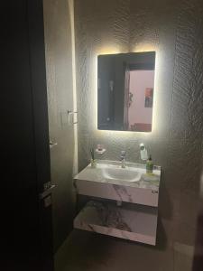 ein Badezimmer mit Waschbecken und Spiegel in der Unterkunft Infinity Signature in Abu Dhabi + 3 Fotos