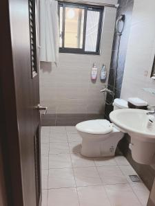 a bathroom with a toilet and a sink at 海豚灣 in Donggang