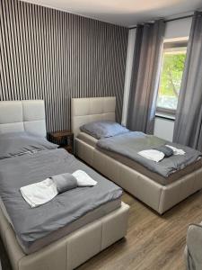 a bedroom with two beds and a window at GARLAND Rooms in Bremen
