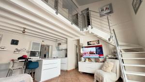 a room with a staircase and a living room at Villa Indépendante tout confort Soustons Plage Golf à 900m wifi Bbq in Soustons