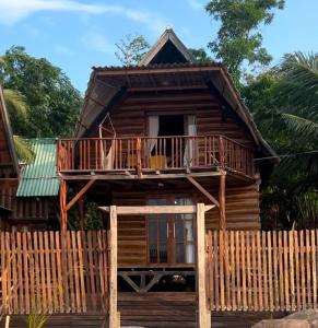 a house with a deck and a balcony at CHALÉ ANGELIM in Belém +1 photo