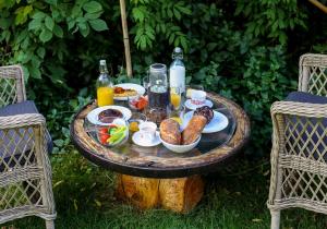 a table with breakfast food on a tree stump at Bambuszkert in Kisoroszi