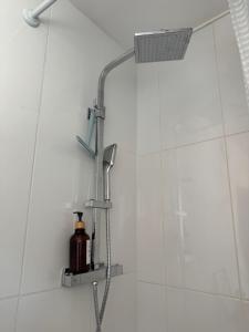 a shower with a shower head in a bathroom at Rose CosyHome Paris Champs in Champs-sur-Marne