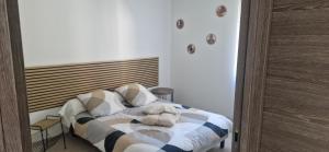 a bedroom with a bed with a blanket and pillows at L'ecrin de Provence in Beaumes-de-Venise