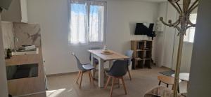 a small kitchen with a table and chairs in a room at L'ecrin de Provence in Beaumes-de-Venise