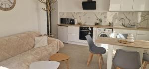 a living room with a couch and a table at L'ecrin de Provence in Beaumes-de-Venise