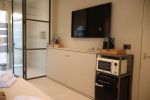 a kitchen with a microwave on top of a refrigerator at Lumiére Marine in Roseto degli Abruzzi