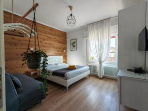 a bedroom with a bed and a couch and a window at Casa di Kaixin in Mestre