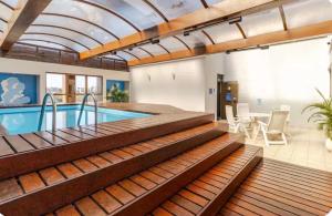 a house with a swimming pool and a house with at Flat no centro de Curitiba in Curitiba