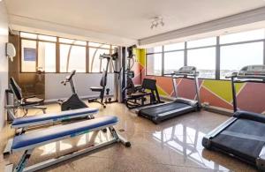 a gym with several treadmills and exercise machines at Flat no centro de Curitiba in Curitiba