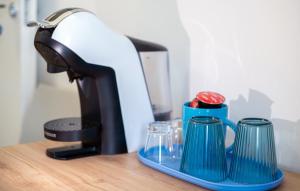 a coffee maker and two cups on a table at Casa iSuLa in Iglesias