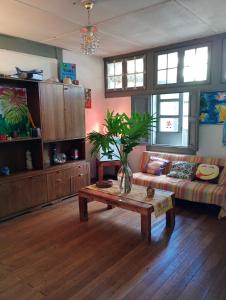 a living room with a couch and a coffee table at Hostal Casona del Canto in Los Andes