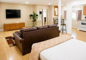 a living room with a couch and a television at King Frederik Inn in Solvang