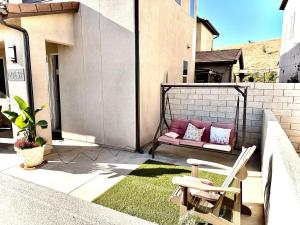 a patio with a pink couch on a balcony at Valencia Resort in Santa Clarita